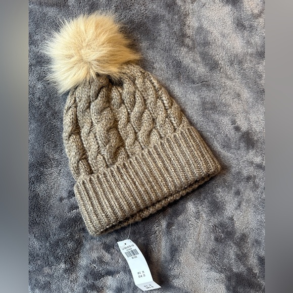 NWT A&F Cable Knit Beige Beanie Hat w. Faux Fur Puff Warm Cozy Heather Neutral - Picture 6 of 6